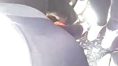 amigo metiendo mano a culito ass