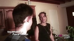 Antillaise aux gros seins baise avec un jeune plombier