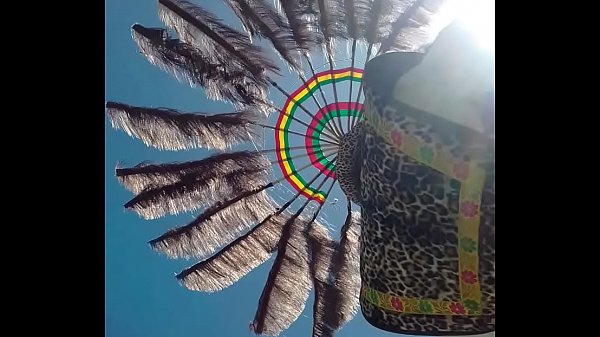 bajo la falda de muchas mujeres Bolivianas