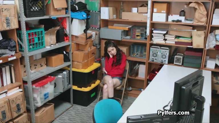 Busty Latina pilfer sucks off guards cock