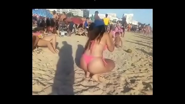 Cavalas de biquíni na praia só cavalas