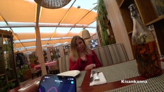 Молодая девушка получила оргазм в ресторане! Публичное кончание! Lovense