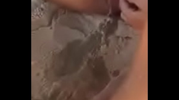 Duke urinuar ne plazh