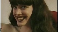 Kissing lesbians!, Extreme long tongue!