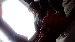 me la corro en el bus mientras ella be