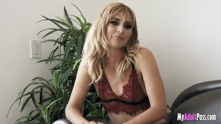 Mona Wales Enjoying Hardcore Blowjob in Pov