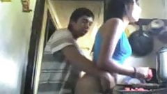 pendejo se coje a su prima mientras cocina