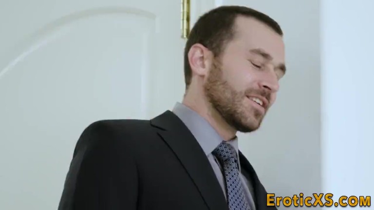 Sexy babe enjoys hardcore sex with cumshot