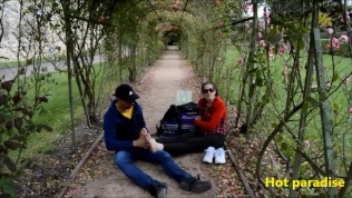 Un fétichiste des pieds accoste une jeune femme dans un parc