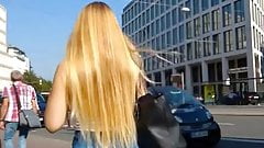 Une blonde, un jean, un cul, un voyeur