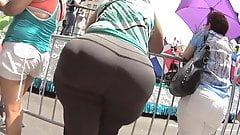 Amazing GILF BBW in tight leggings.