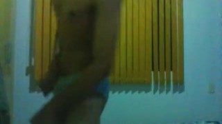 Ele é um cara bem sensual da kama ou dançando?