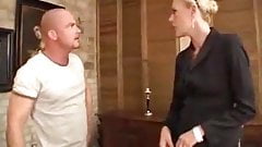 Empleado se aprovecha sexualmente de su jefa rubia ejecutiva