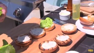 Gordon Ramsay makes the perfect burger