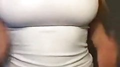 Klinka pokazuje sise