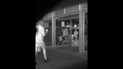 Madura falda deja ver su ropa interior infrared