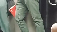 mujer se toca disimuladamente al ver la verga  de  pasajero