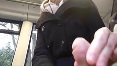 Teensau wichst Spanner in der Strassenbahn!