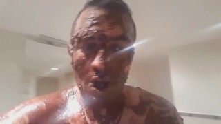 TK78 enveloppé de nutella fait des dabs puis prend une douche