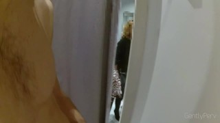 DRESSING ROOM FLASH PART1. La signora non riesce a smettere di guardarmi.