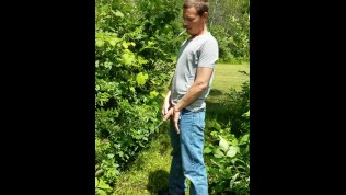Hot guy peeing outdoors!