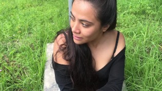 Sigo a hermosa morena para que me chupe la verga en público