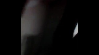 Una niña enseñando su rica vajina