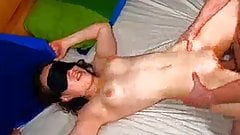 amatrice chaude avec de petits seins