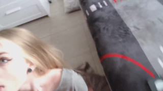 Моя милая соседка любит сосать мой член и глотать сперму