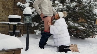 Зимний отсос со спермой на лице и во рту