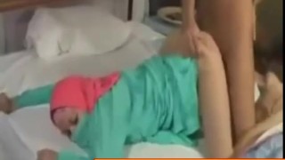 شاب عربي هاج على امه وناكها من كسها