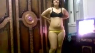 مصرية شرموطة بتلعب فى نفسها و تقلع بالراحة egyptian wife