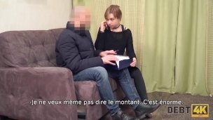 DEBT4k. Chick aime tellement les gadgets Apple mais n'a pas d'argent à paye