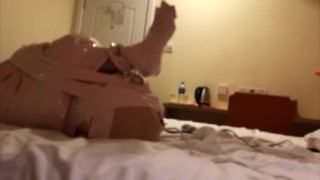 胶带捆绑，小姐姐被包成肉粽放置play，嘴里被塞进假鸡鸡只能呜呜叫，两穴被插入电击棒，振动棒直接对着小豆豆攻击半小时。小穴都麻了最后还要被主人干