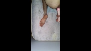 Italiano play alone con dildo