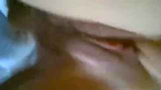 La ragazza urla mentre schizza