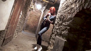 Mère rousse baise dans 1 cave glauque