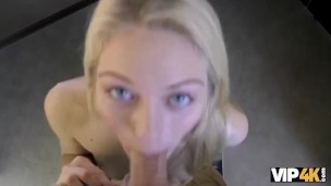 vip4k. la jolie hot blonde allie rae donne sa poule mouillée