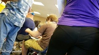 Young Milf With Nice Ass in Yoga Pants Candid