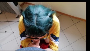 Linda niña con lentes y pelo verde quiere mucho semen en su cara
