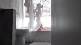 Ma femme me fait une pipe surprise sous la douche, j’éjacule sur ses lèvres