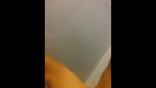 se pajea en el baño