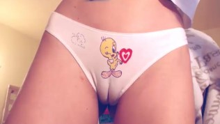 Beautiful twerking girl earning extra on cam…