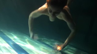 Big bouncing tits underwater in the pool