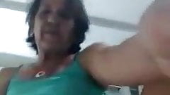 Coroa com seu vibrador na buceta