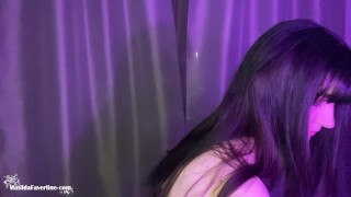 Красотка Сексуально Курит и Возбуждающе Танцует