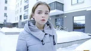 DEBT4k. Nena quiere ir de compras pero primero chupa la erección