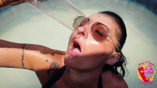 Dopo l’anale in piscina, milf beve sperma dal bicchiere (2° Parte)