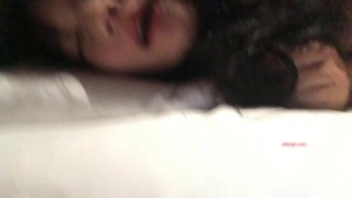 晚上加班吃宵夜灌倒平时很骚的女同事旅馆开房嘴里说不要下面迎合鸡巴不停抖动表情享受