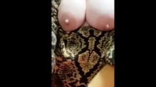 Fat babe squirts over and over